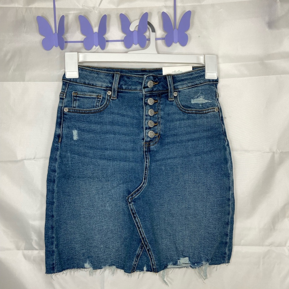 NEW Maurices women’s medium wash blue denim ripped stretch distressed hem skirt